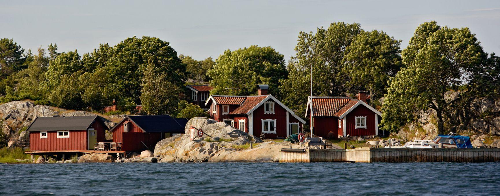 Röda hus på Bullerö klippor.