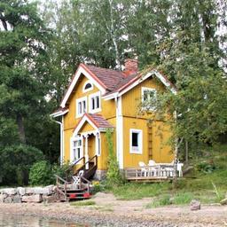 A yellow cottage beside the sea at Stentorp Sheep Farm.