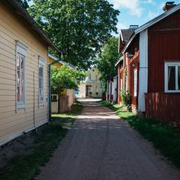 En smal gata i Pargas gamla stadsdel, kantad av trähus.