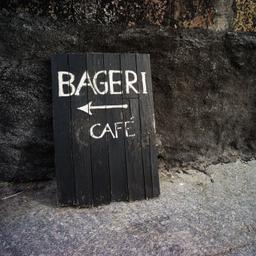 svart skylt med vit text, cafe bageri