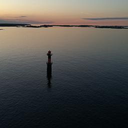 En ensam fyr i Östersjön, omgiven av Nådendals grannöar.