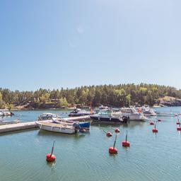 Båtar lade till vid en hamn i Korpo en sommardag.